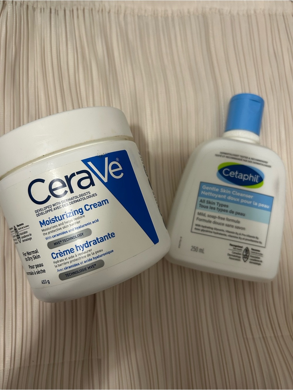 rave Moisturizer Jar in White with Blue Accent